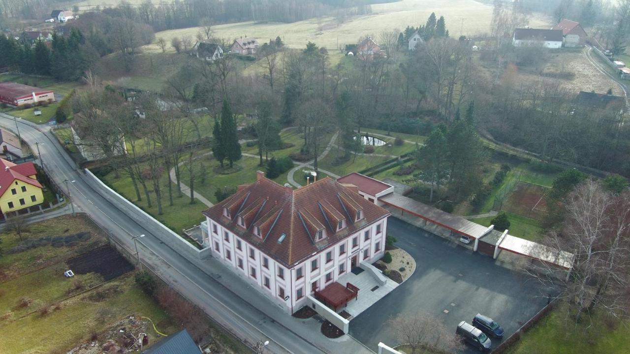 Hotel Zámeček Raspenava Esterno foto