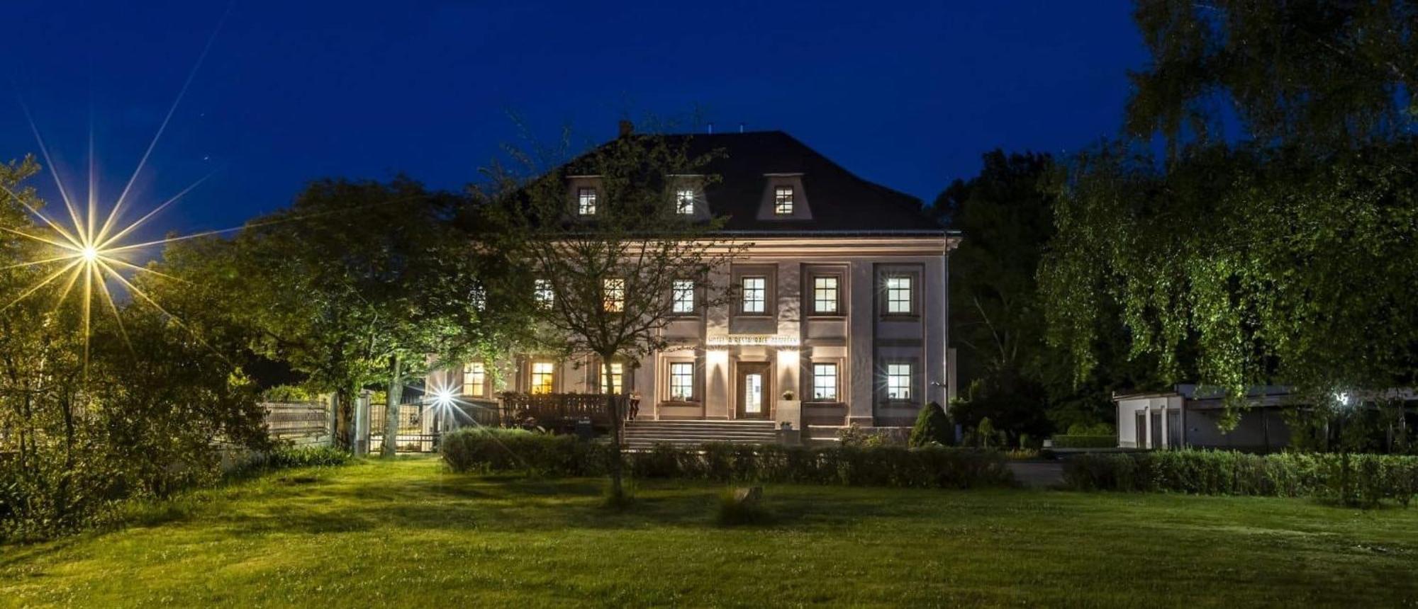 Hotel Zámeček Raspenava Esterno foto
