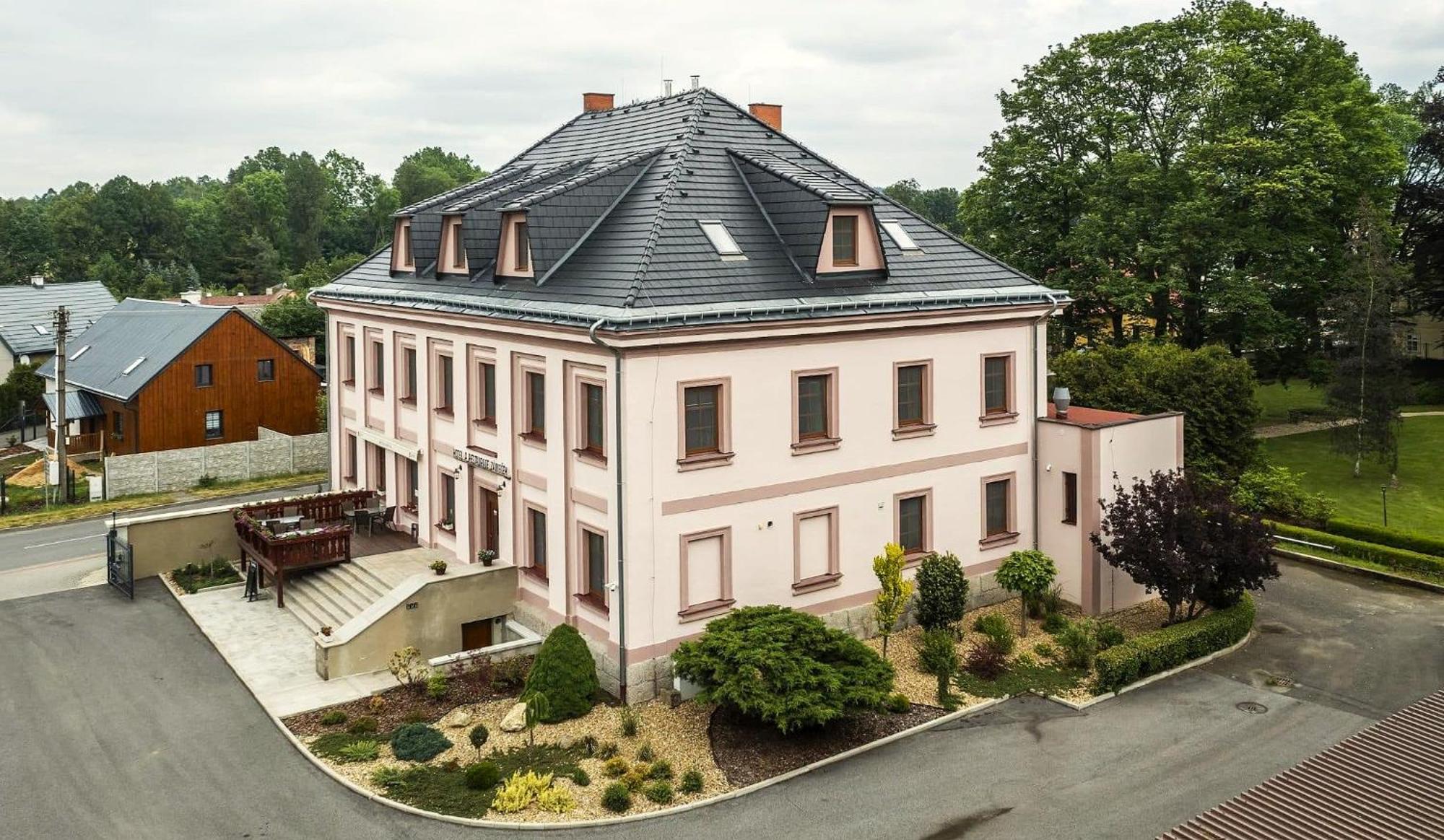 Hotel Zámeček Raspenava Esterno foto