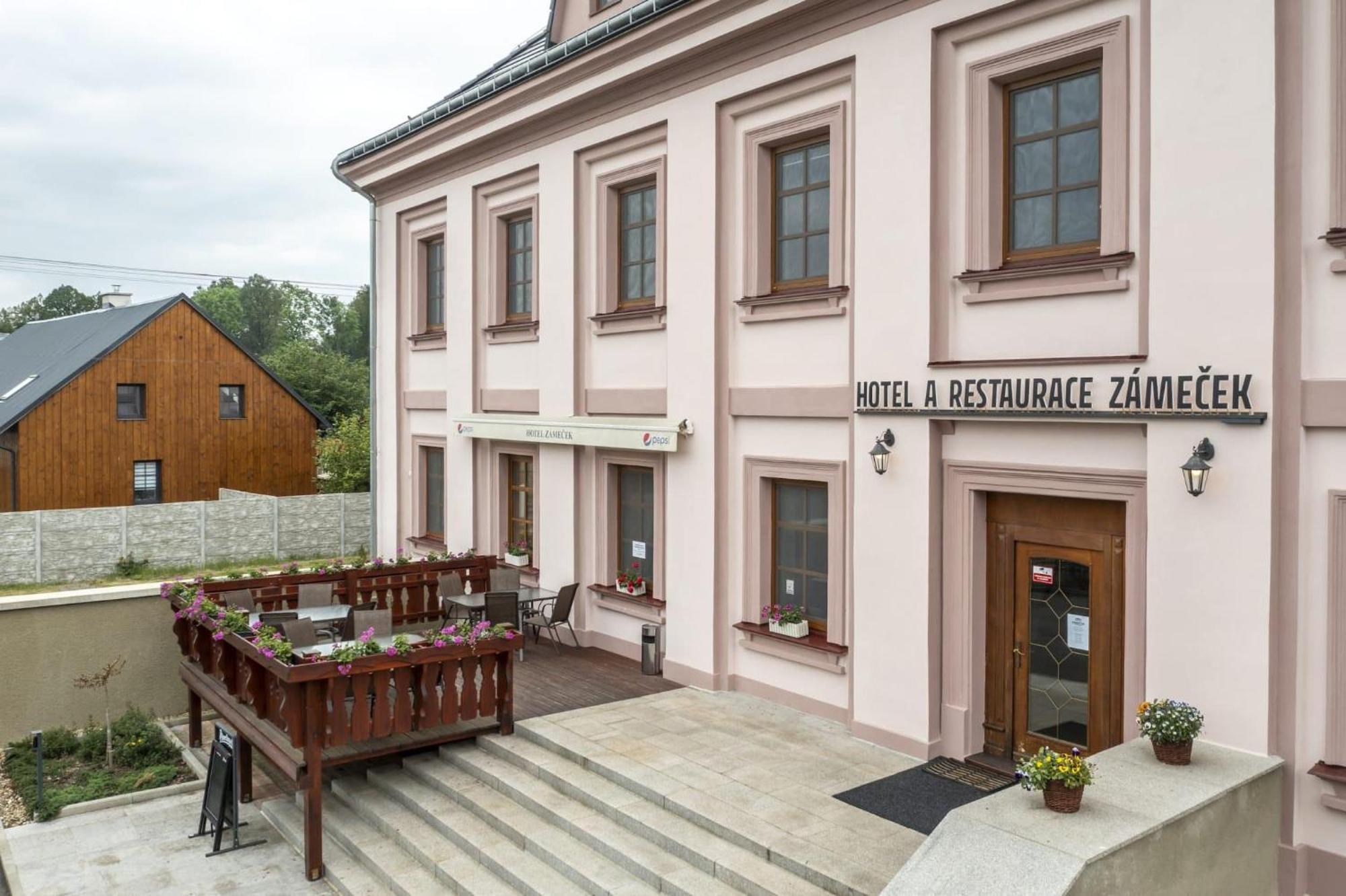 Hotel Zámeček Raspenava Esterno foto