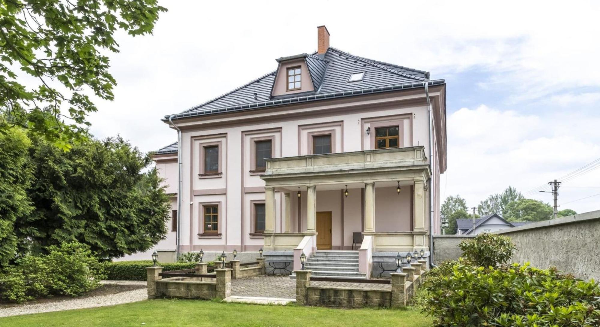 Hotel Zámeček Raspenava Esterno foto
