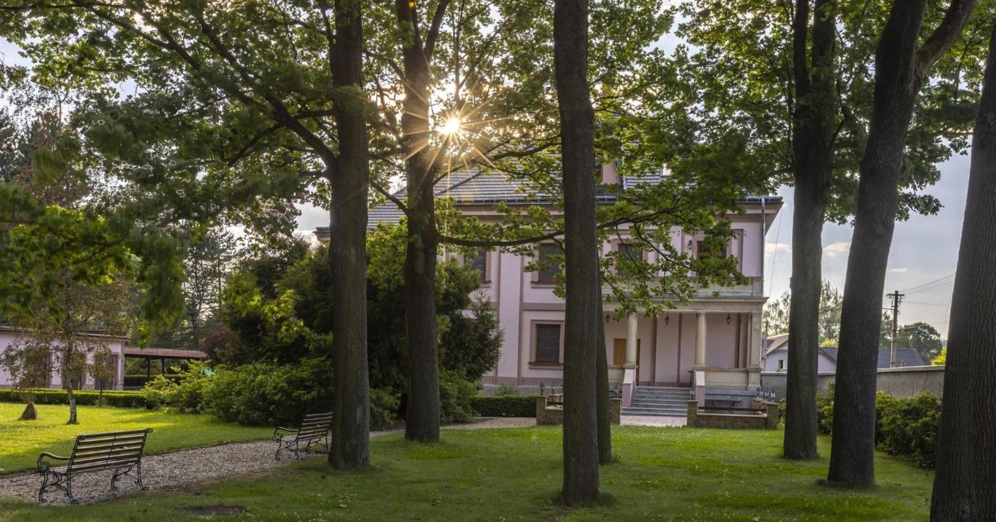 Hotel Zámeček Raspenava Esterno foto