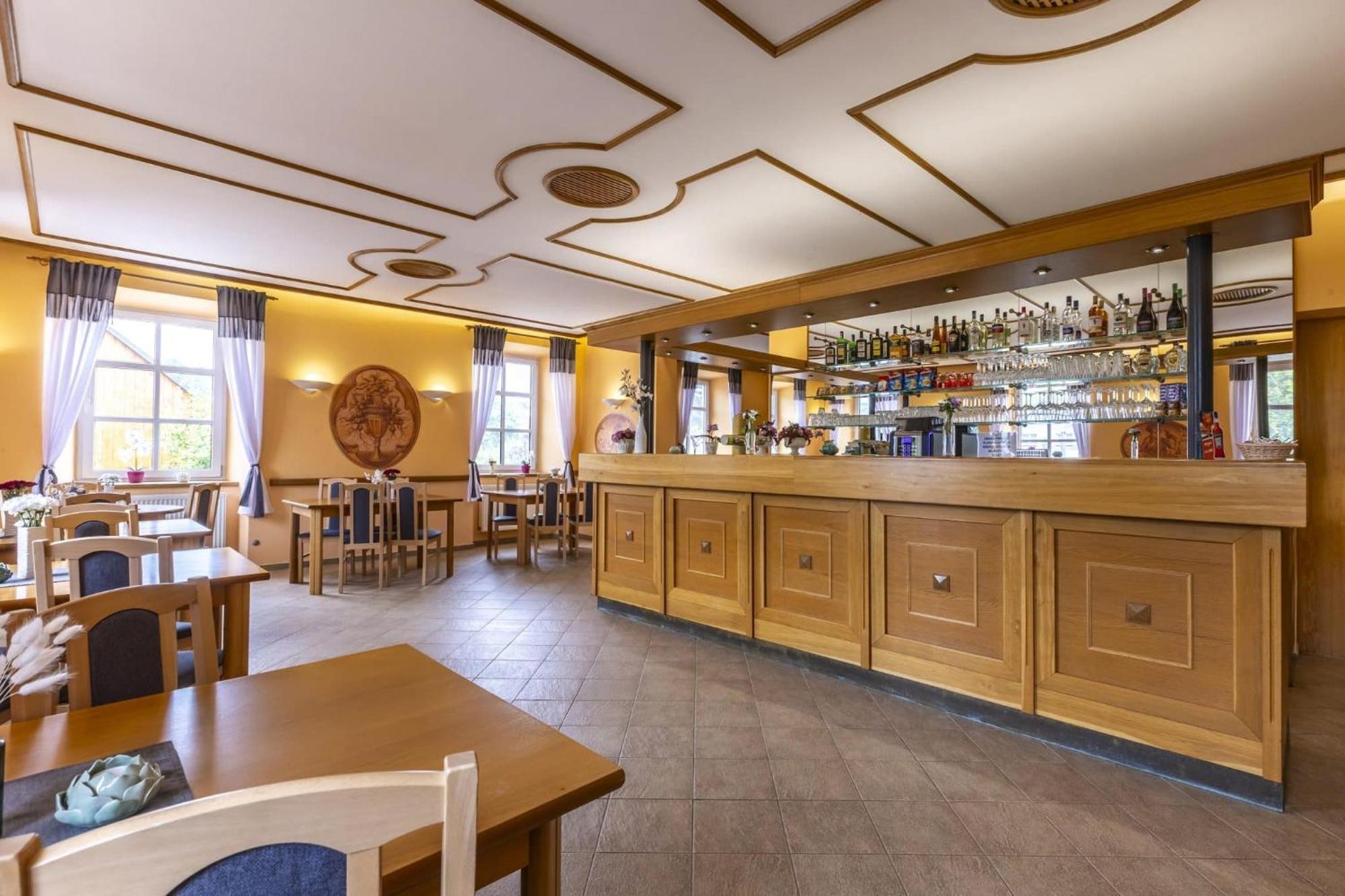 Hotel Zámeček Raspenava Esterno foto